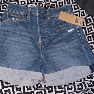 NEW wedgie levi shorts! size 2, W26